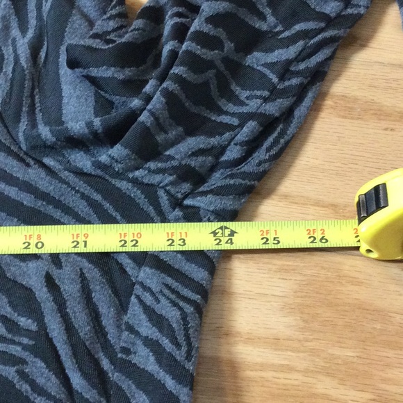 1X Dana Buchman Woman gray zebra print open wrap sweater - Picture 10 of 14